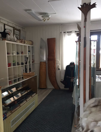 Varldens-storsta-samekniv-Risfjells-Sameslojd Sameslöjd, museum, världens största samekniv hos Risfjells Sameslöjd i Vilhelmina