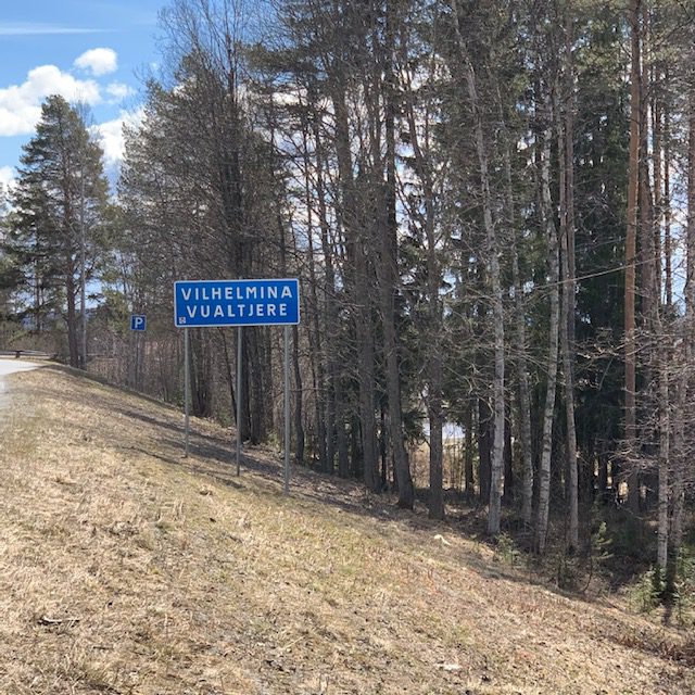 Vilhelminas vägskylt som den ser ut 2020 med både svenska och samiska namnet