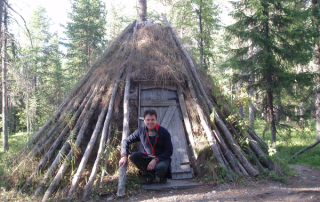 Sameslöjdare Sven-Åke Risfjell sittandes vid vinterkåtan på Kyrkberget i Vilhelmina