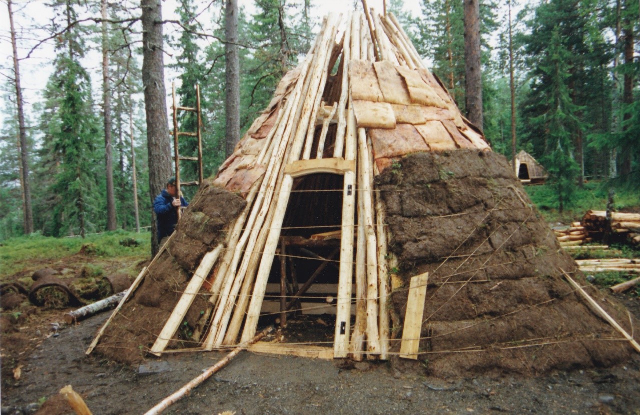 Näver och torvbeläggning av kåtan. Foto:Sven-Åke Risfjell