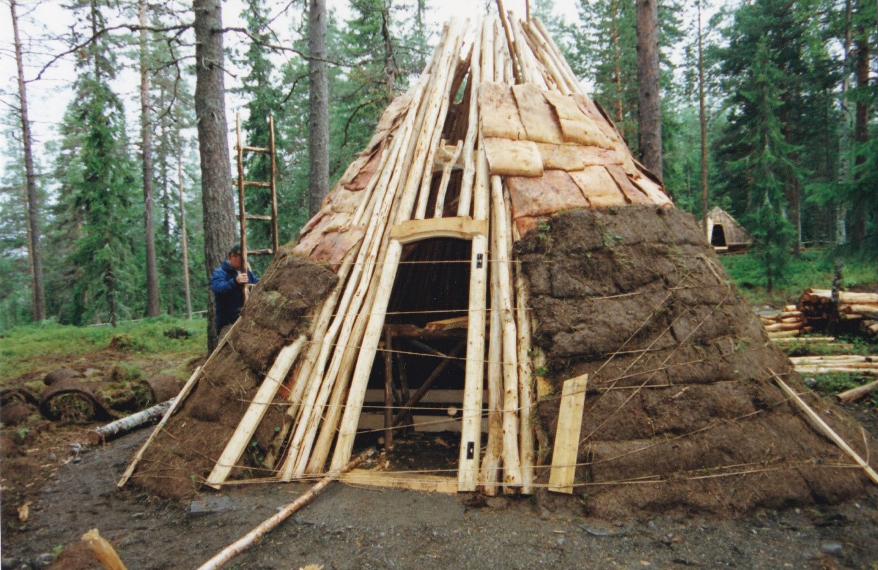 Näver och torvbeläggning av kåtan. Foto:Sven-Åke Risfjell 