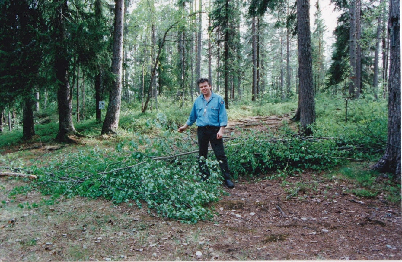 Sven-Åke Risfjell på vald plats för samevistet på Kyrkberget i Vilhelmina .Området arrenderat av Svenska Kyrkan. Foto: Doris Risfjell