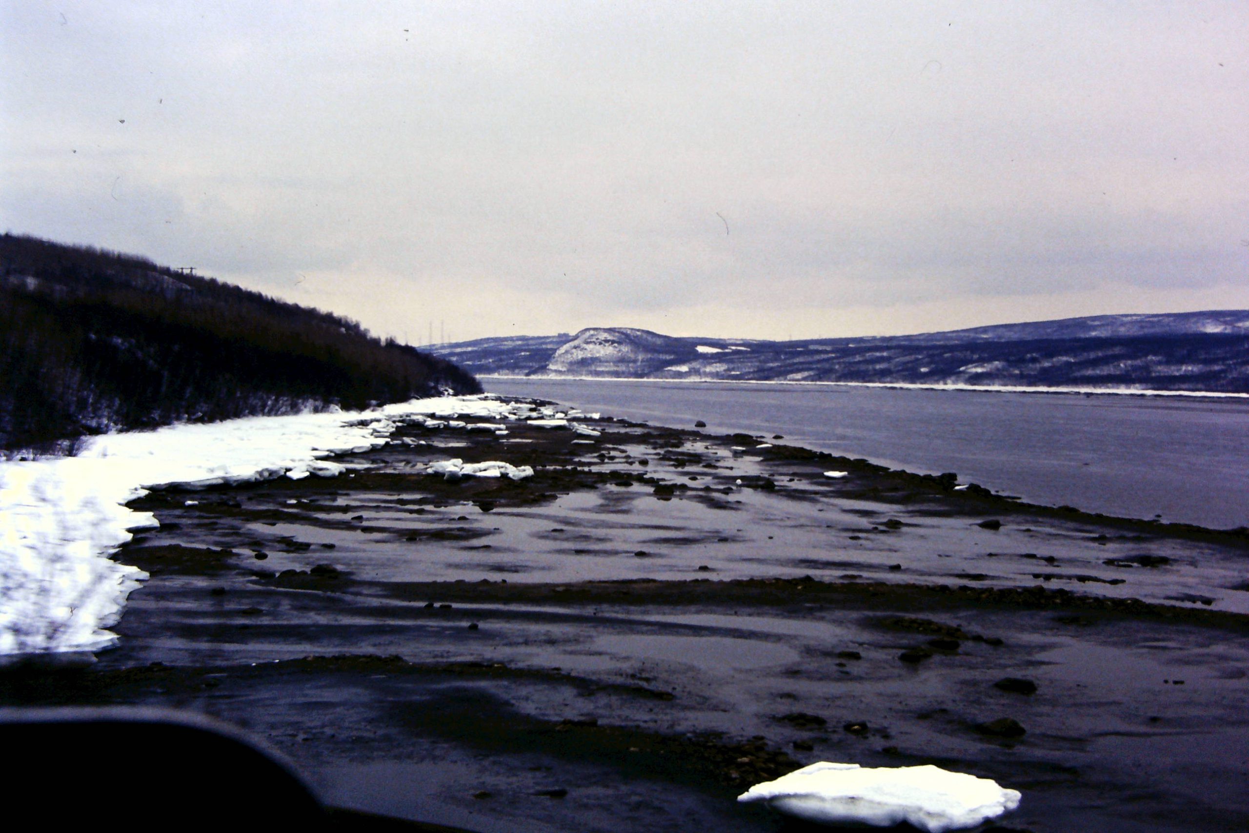 Murmanskfjorden en 57 km lång fjord som skär in i Kolahalvön. Floderna Kolafloden och Tulomafjorden mynnar ut i denna fjord. Här ligger staden Murmansk där vi gjorde vårt första stopp för en träff med samerna där stopp för en träff med samerna där. Foto Sven-Åke Risfjell
