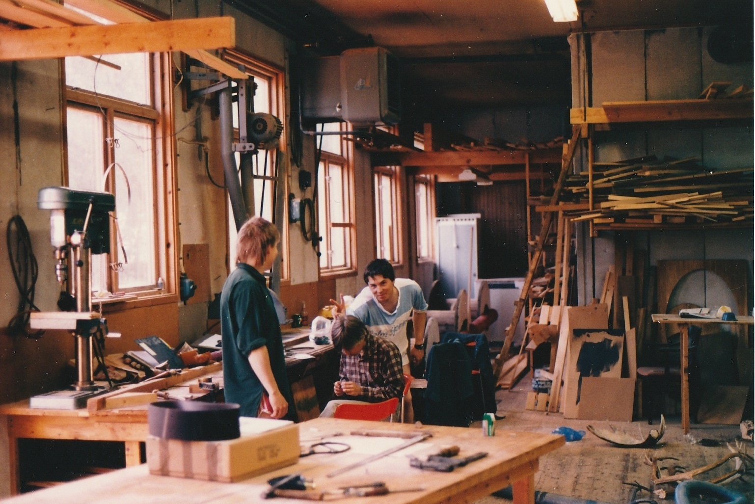 Bild från slöjdkurs i Gäddede där Sven-Åke Risfjell var kursledare 1986. Här en bild från verkstaden i Gäddede. Foto Sven-Åke Risfjell