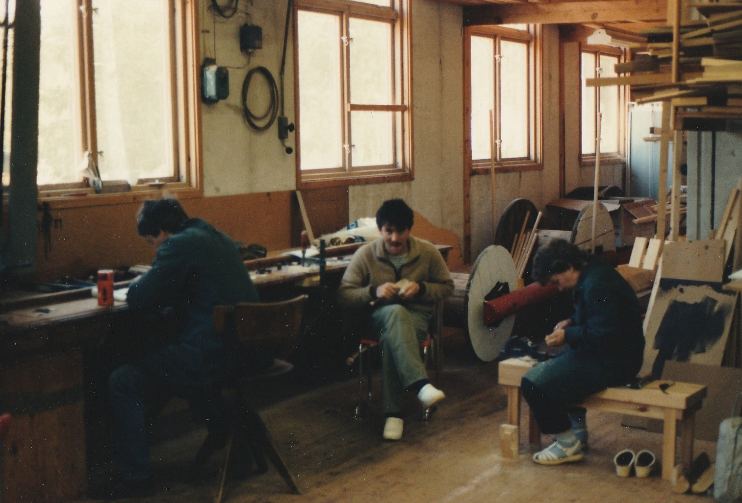 Bild från slöjdkurs i Gäddede där Sven-Åke Risfjell var kursledare 1986. Här en bild från verkstaden där deltagarna är i fullt arbete.i Gäddede. Foto Sven-Åke Risfjell
