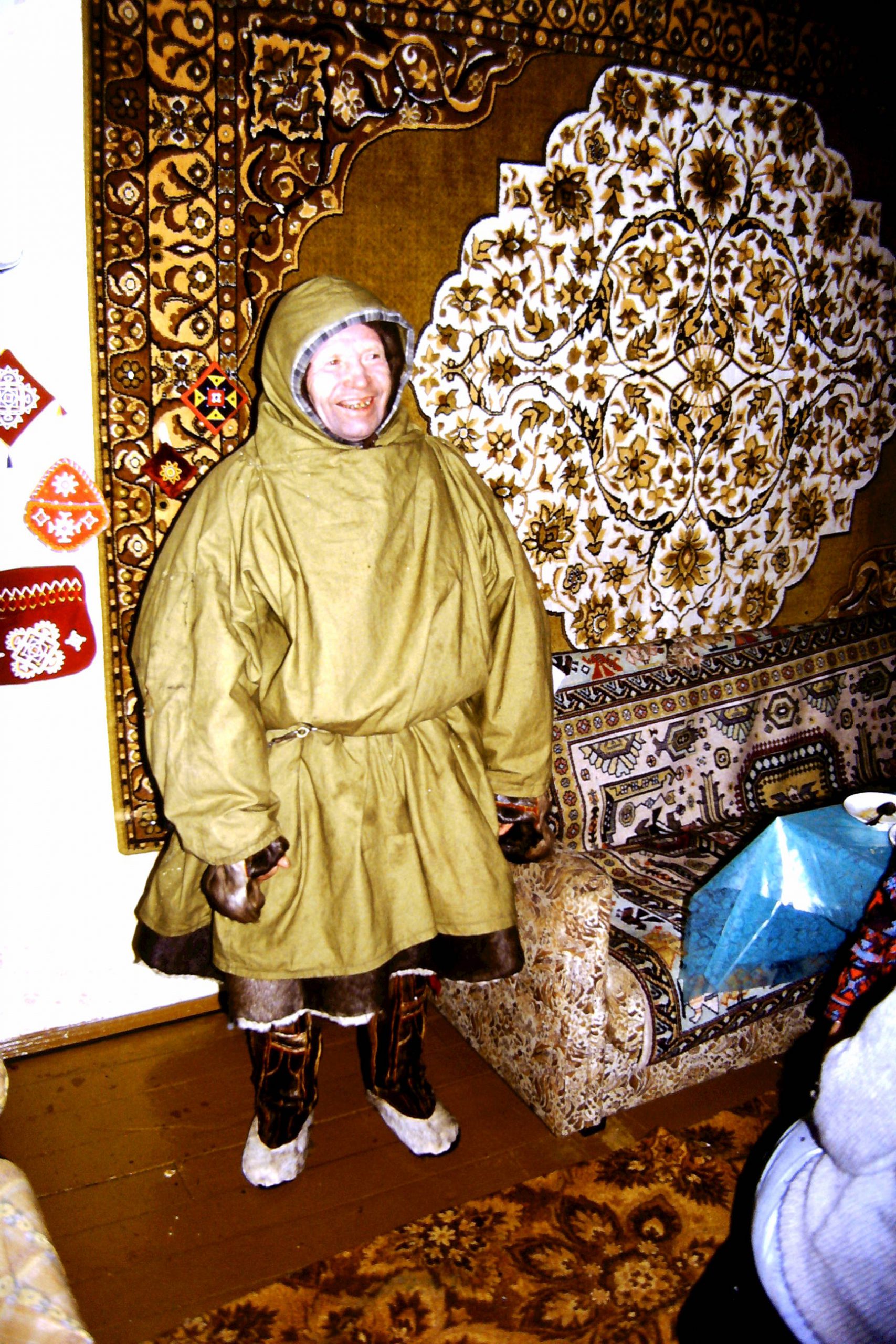 Renskötare Galkin i sin dräkt. Fotot är taget hemma hos honom. Foto Sven-Åke Risfjell