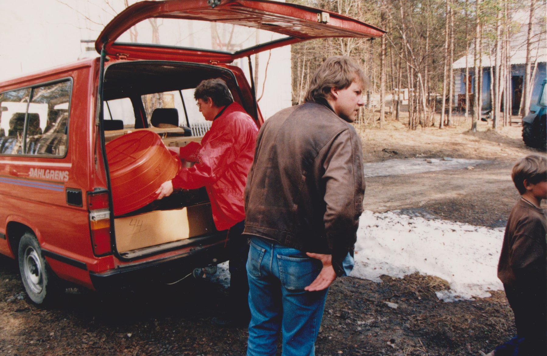 Här har vi anlänt med en buss lastad med material till verkstäderna. Foto: Sven-Åke Risfjell