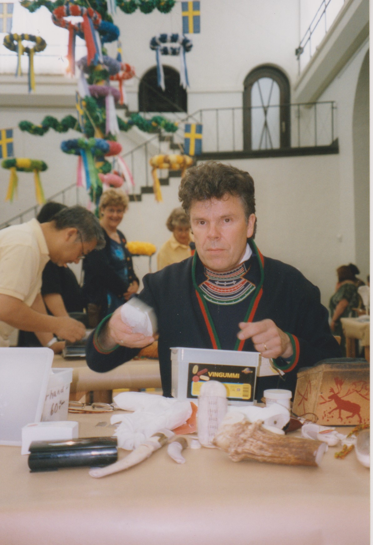 Här är jag vid demonstrationsbordet på invigningsdagen av Slöjden är här - Slöjden är härlig 1998 där jag visade hur jag arbetar för besökarna till utställningen. Foto: Doris Risfjell