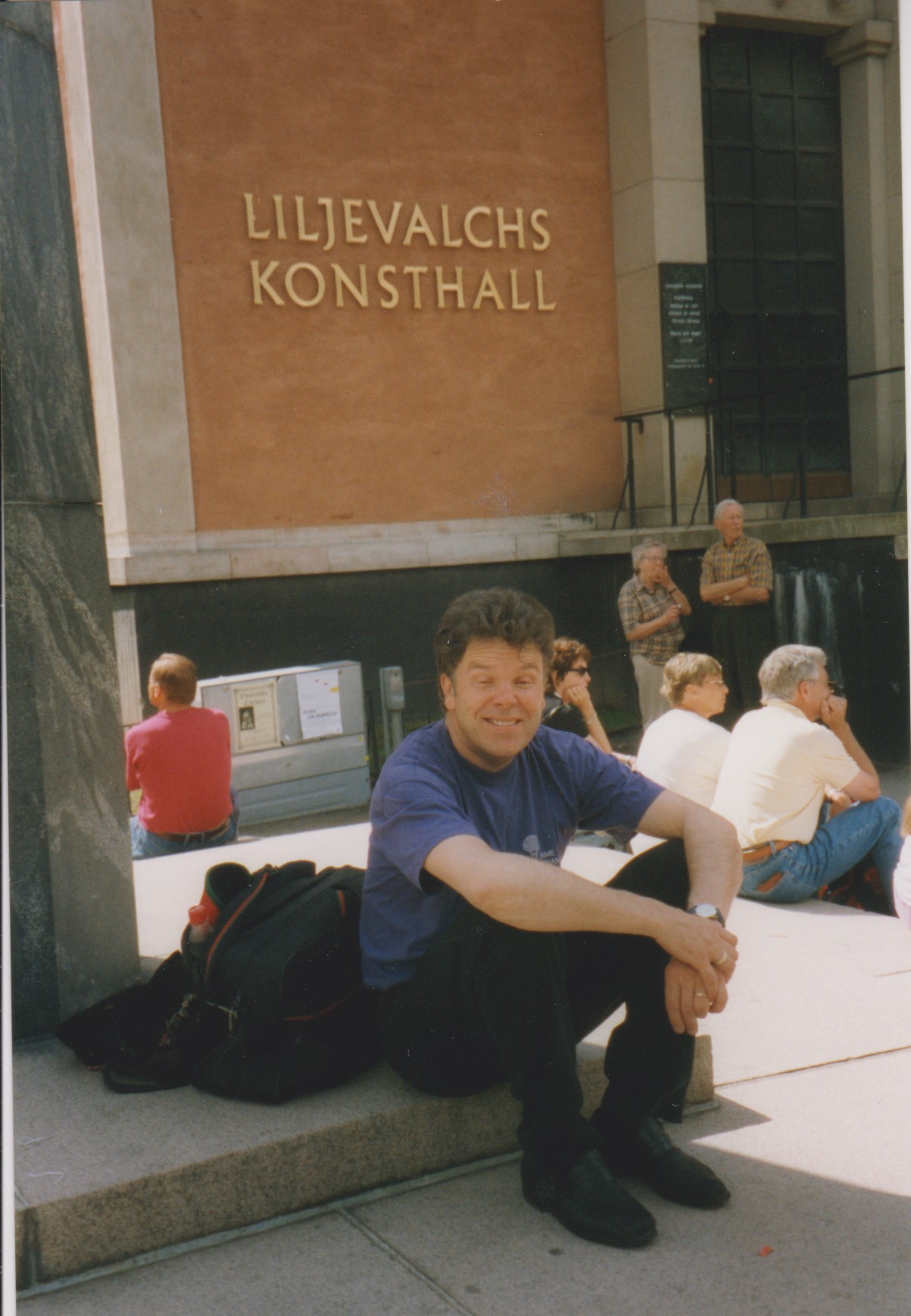 Sven-Åke Risfjell på trappan till Liljevalchs Konsthall i maj 1998 där han deltog i utställningen Slöjden är här - Slöjden är härlig i Hemslöjdens regi.
