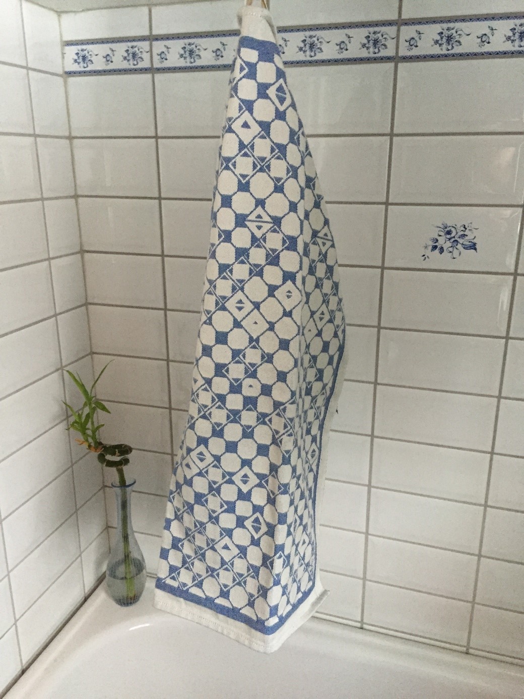 Bordsduk Marsfjällsnåjdens mönster i design av Doris och Sven-Åke Risfjell. Här i blå färgställning.