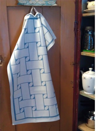 Handduk med ett sydsamiskt flätmönster Risfjells Sameslöjd. här i blå färgställning.