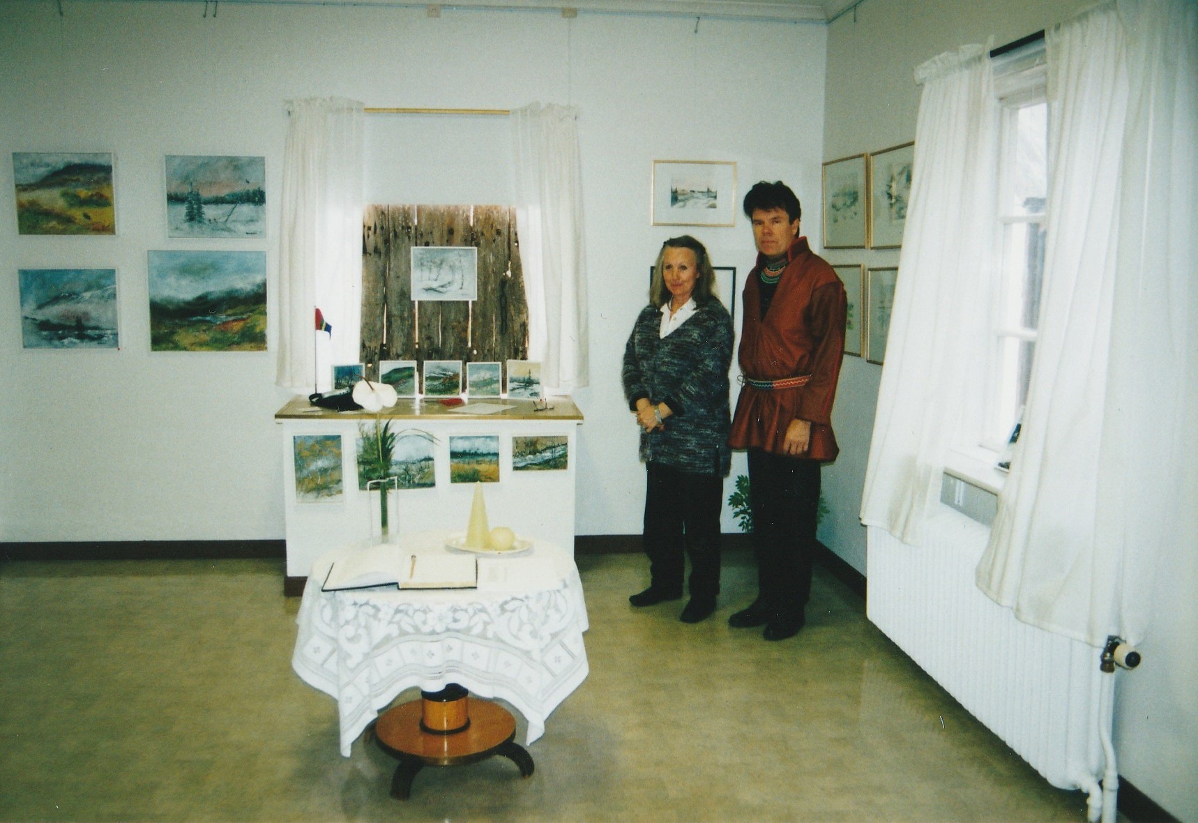 Maria Olofsson och Sven-Åke i utställningsrummet.