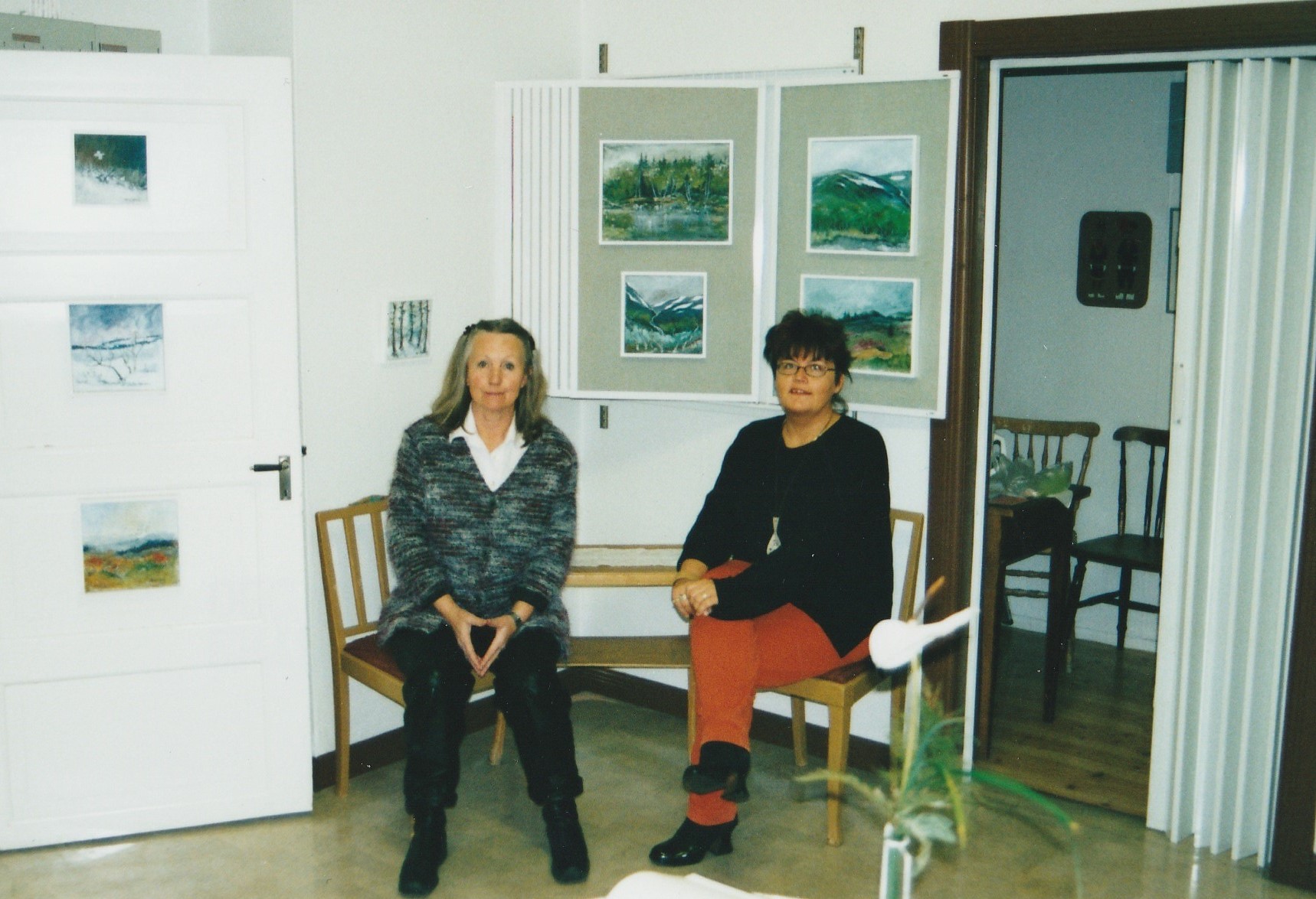 Maria Olofsson och Doris efter att konsten är på plats i utställningsrummet hos Risfjell Sameslöjd.