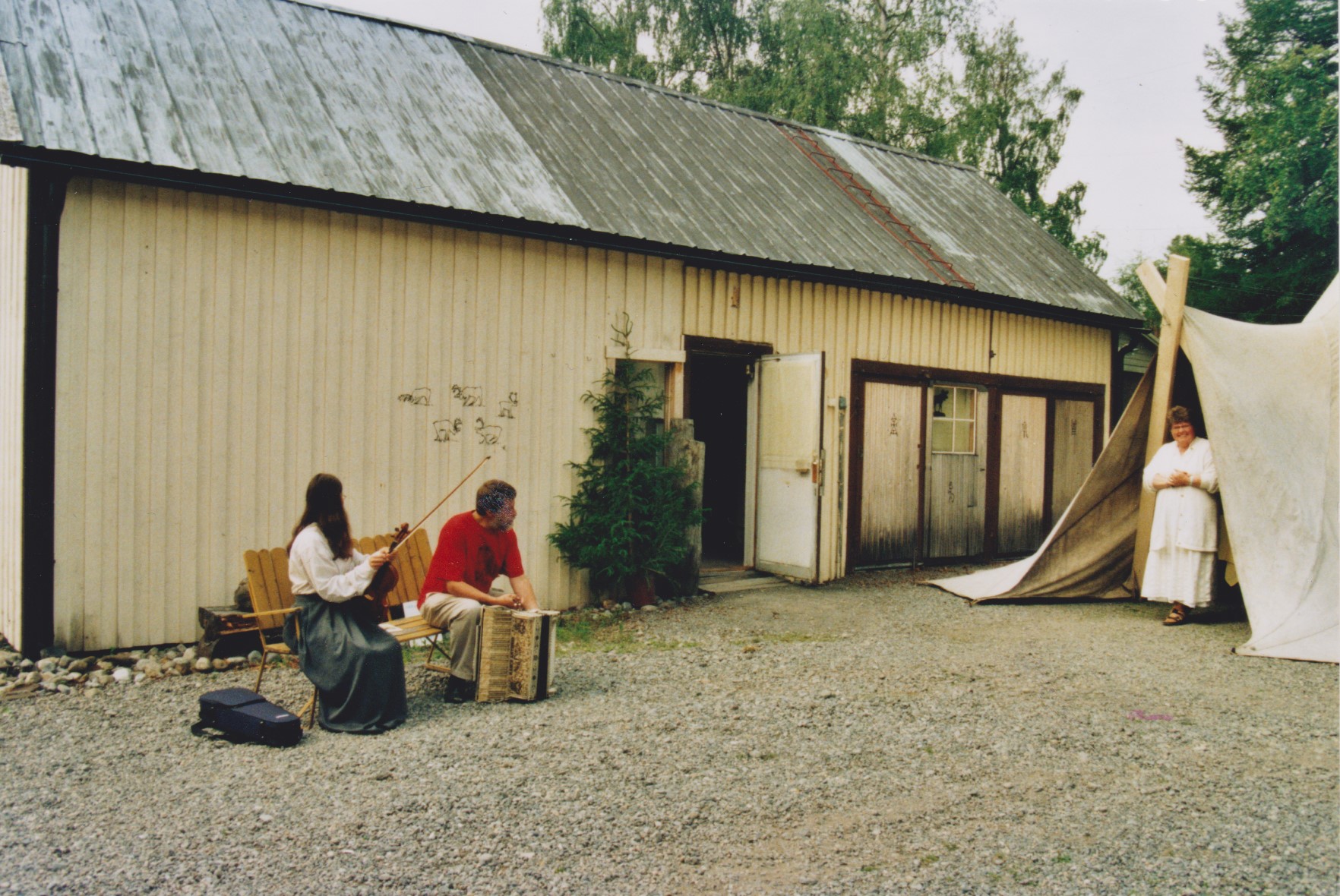 Hembygdsdagarna Konstutställning "Dyrkan" i gårdshuset och kaffeservering i kåtan på gården. Anette och Sune Löfström underhåller med folkmusik och Masrgit Fjällstedt bjuder in till kaffe i kåtan.