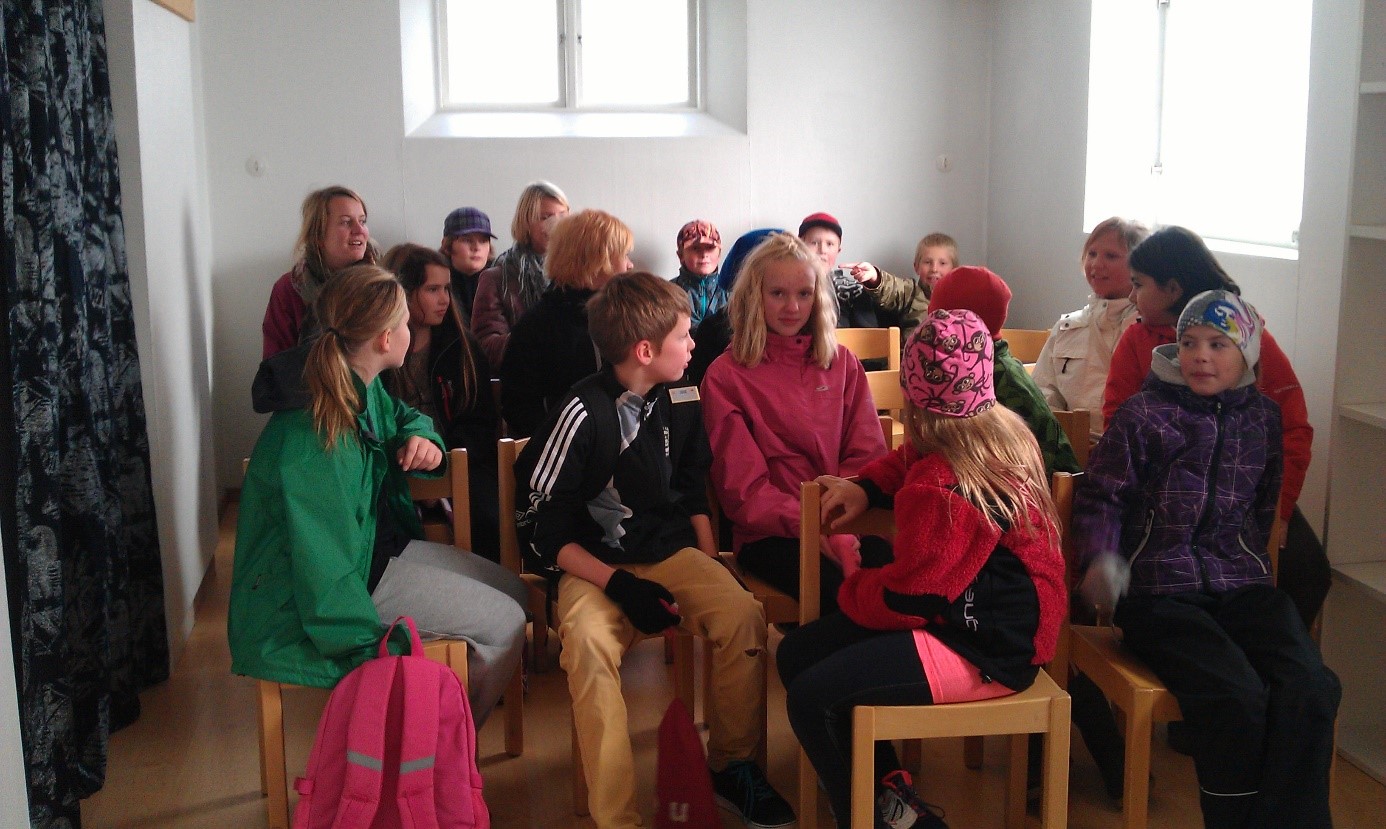 Här har elever från Strandskolan anlänt och Doris Risfjell får återvända till sitt forna yrke som lärare för ett tag.