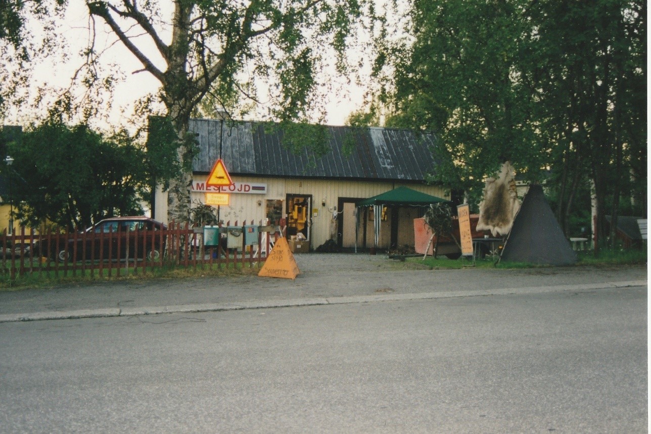 Verkstad och Risfjells Sameslöjds gårdsbutik bredvid varandra i gårdshuset klart..