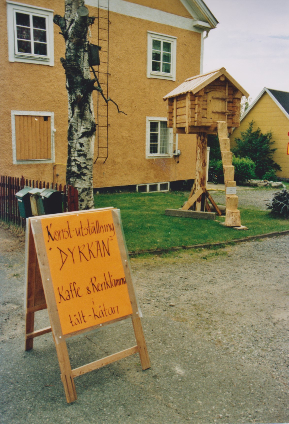 Affisch om Hembygdsdagarnas evenemang hos Risfjells Sameslöjd Konstutställning "Dyrkan" i gårdshuset och kaffeservering i kåtna på gården.