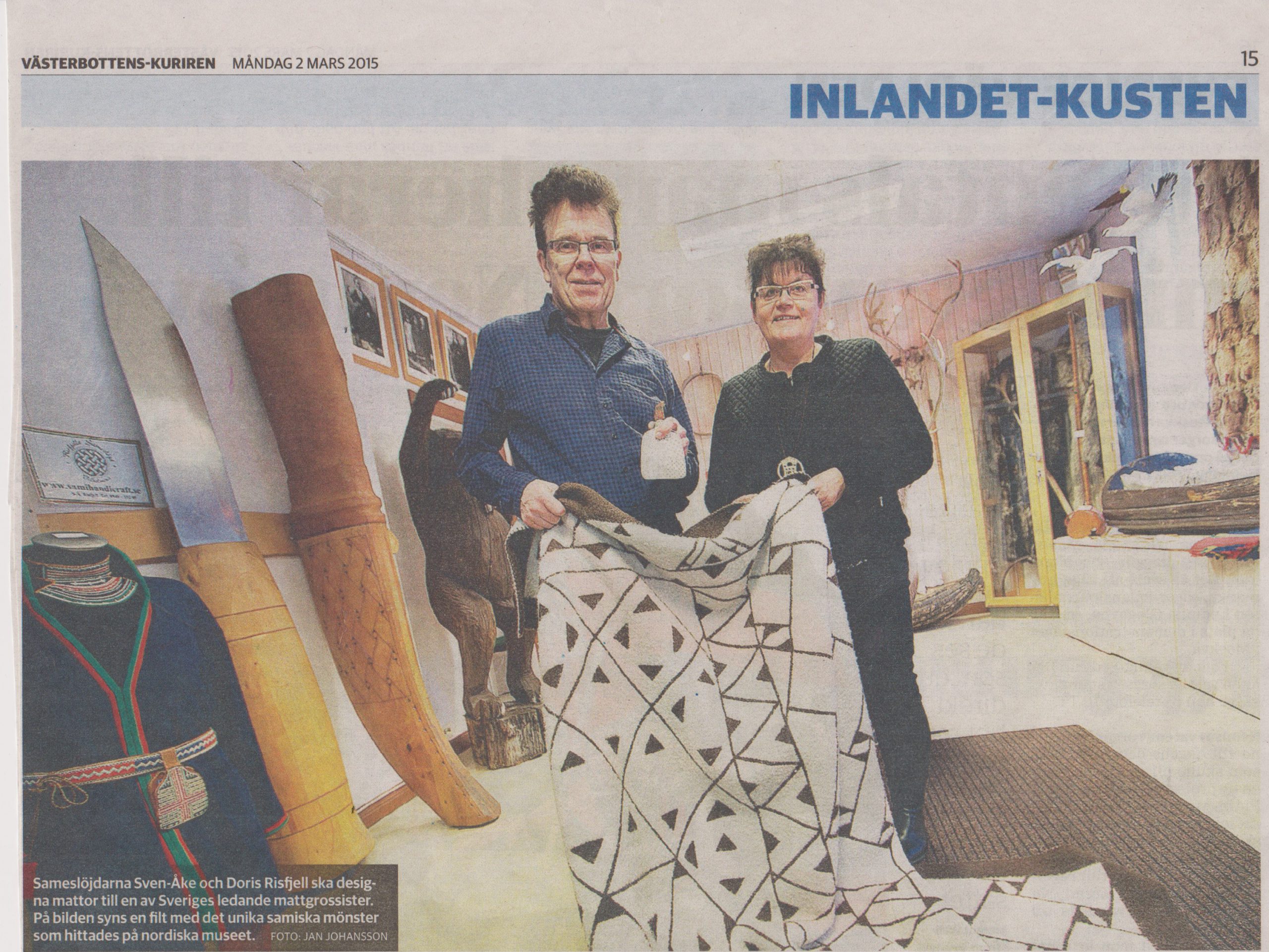 Tidningsartikel Västerbottens Kuriren mars 2015. Bilden visar Doris och Sven-Åke Risfjell hållande en av sina designade plädar.